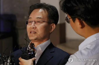 구치소 나와 질문에 답하는 김만배