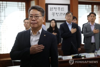 국기에 대한 경례하는 김용빈 사무총장
