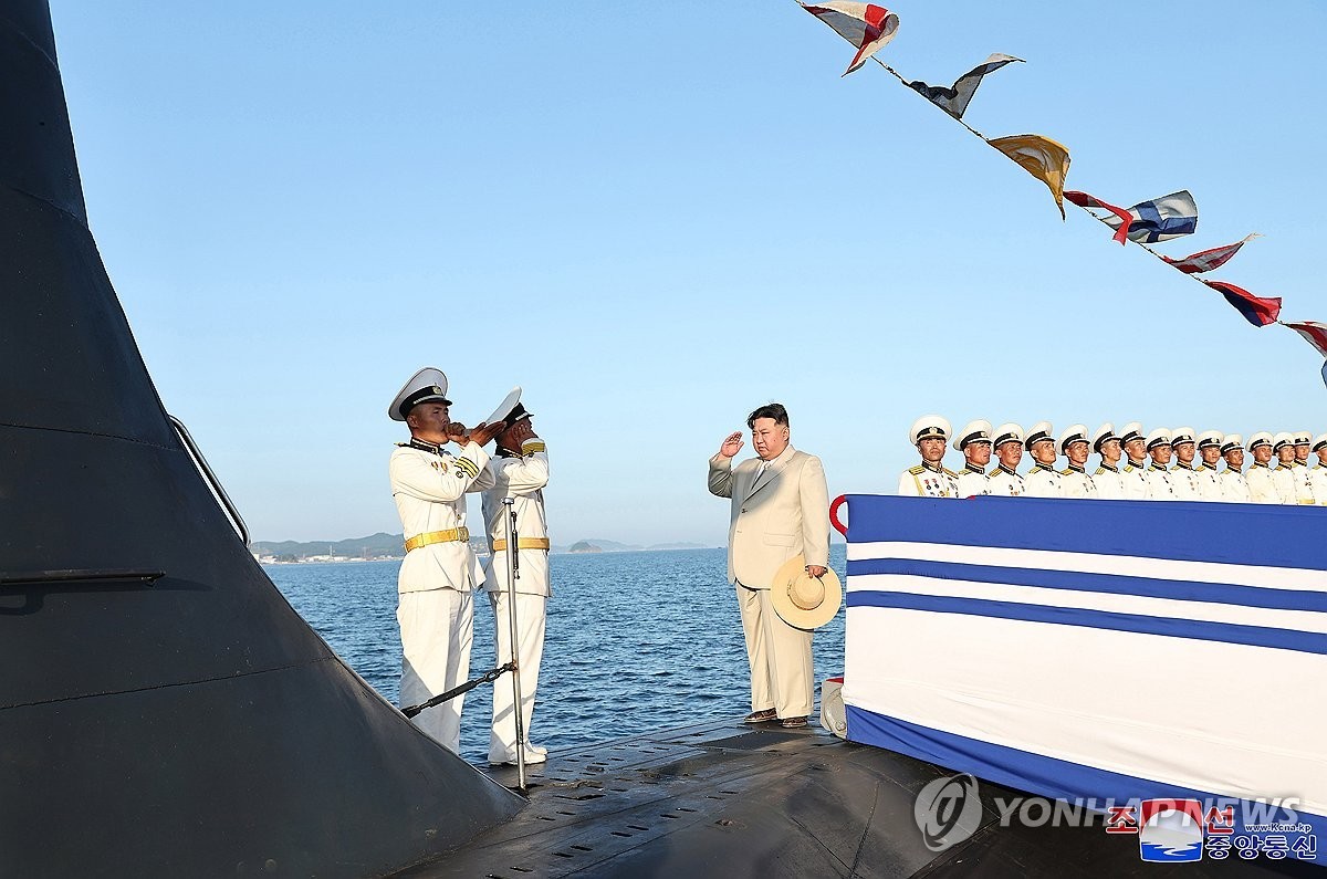김정은, 최현급 구축함 진수식 참석: 해군 무력 현대화 강조