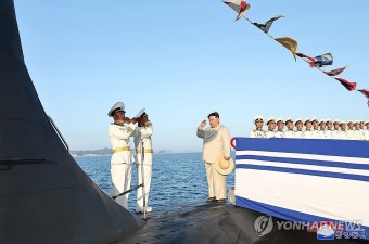 김정은, 최현급 구축함 진수식 참석: 해군 무력 현대화 강조