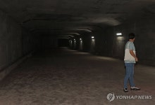 서울광장 지하 비밀 공간 둘러보는 시민들
