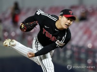 역투하는 김윤식