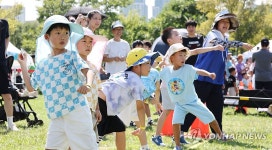 힘차게 종이비행기 날리기