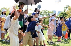힘차게 종이비행기 날리기