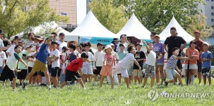 힘차게 종이비행기 날리기