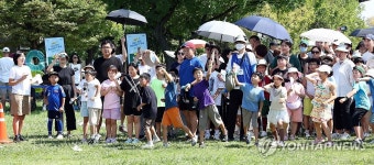 힘차게 종이비행기 날리기