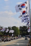 홍범도 장군 묘역까지 걷는 시민들