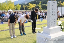 참배하는 우원식 의원, 정용래 유성구청장