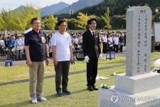 참배하는 우원식 의원, 정용래 유성구청장