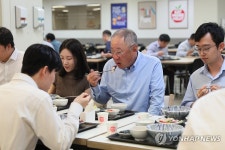 구내식당에서 수산물 메뉴 식사하는 류진 회장