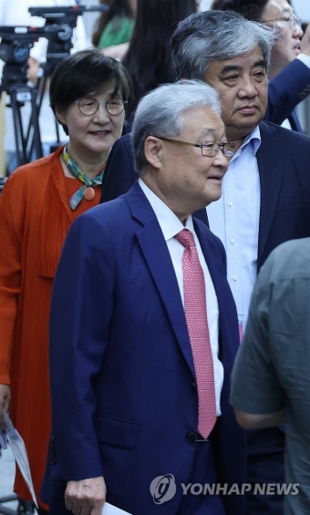 기자회견 하는 '해직 방송기관장'
