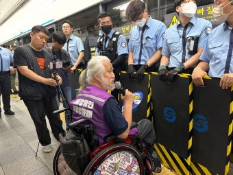 '지하철 승강장에 스티커' 전장연 대표 경찰 조사