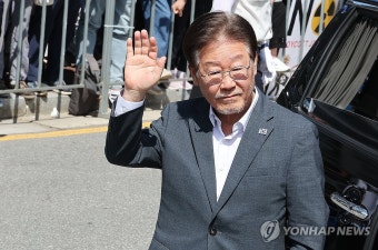 지지자들에게 인사하는 이재명 대표