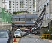 인천 초등학교서 공사 중 넘어진 크레인