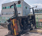 인천 만수초서 내진 공사 중 넘어진 크레인