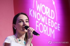 발언하는 올렉산드라 마트비추크