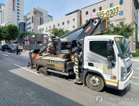 포트홀에 빠진 차량 뒷바퀴