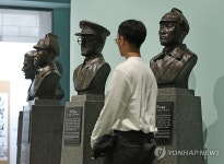 전쟁기념관에 놓인 홍범도 흉상