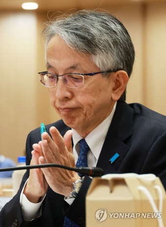 박수치는 아이보시 고이치 주한일본대사