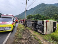 충남 보령서 버스 전도…부여 외산중 야구부 학생 10명 경상