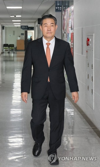 의원실 나서는 신원식