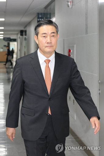 의원실 나서는 신원식
