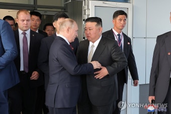 작별인사하는 김정은과 푸틴
