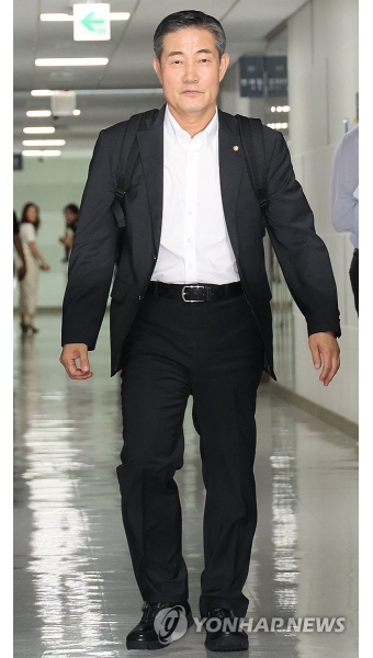 출근하는 신원식 장관 후보자