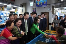 부산 민락어민활어직판장 찾은 윤석열 대통령 부부