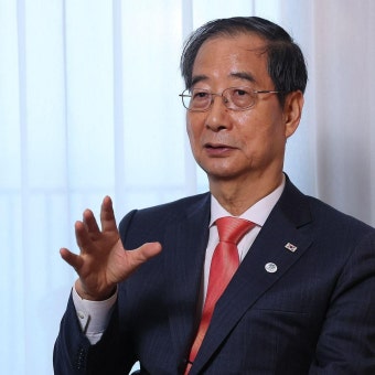 인터뷰하는 한덕수 국무총리