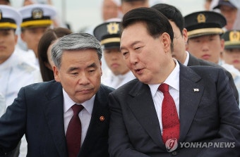 이종섭 국방부 장관과 대화하는 윤석열 대통령