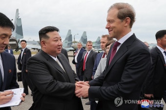 러시아 전투기 생산 공장 방문한 김정은