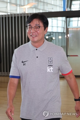 출국하는 황선홍 감독