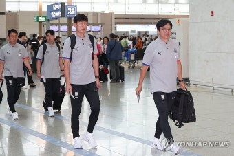출국하는 황선홍 감독과 코치진