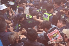 상징의식 제지하는 경찰과 충돌하는 조합원
