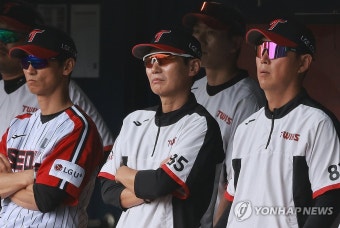 선수들 플레이 살피는 염경엽 감독