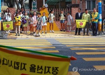 초등학교 앞 교통지도하는 이상민 장관