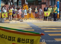 초등학교 앞 교통지도하는 이상민 장관