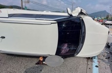 옆으로 넘어간 차량 발견한 경찰관, 시민과 합심 5분만에 구조