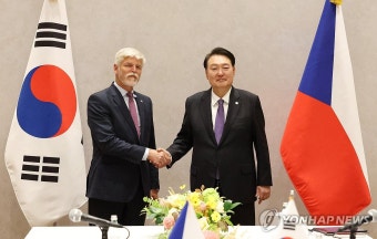 페트르 파벨 체코 대통령과 악수하는 윤석열 대통령