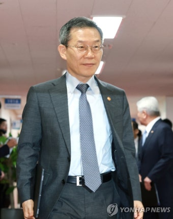 국무회의 입장하는 이종호 장관