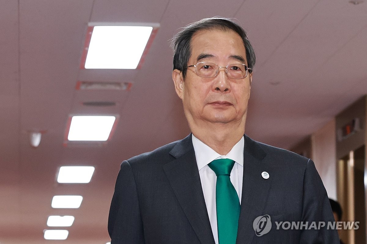 집중호우 피해 상황 점검과 대응 계획 마련에 주력하는 한덕수 국무총리, 침수대책 강조 및 물막이판 시연 진행 중.