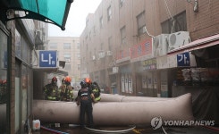 배연작업 하는 소방대원들