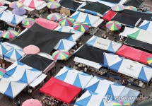 제수 준비로 분주한 시민들