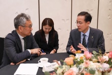 OECD 사무차장 면담하는 이형일 통계청장