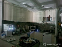 풋살장 조명이 비추는 집 안