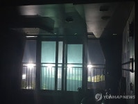 풋살장 조명이 비추는 집 안