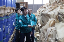 전략물자 비축현황 점검하는 김윤상 조달청장