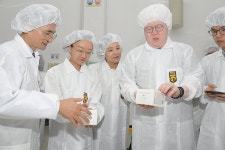 유한킴벌리 충주공장 방문한 오유경 식약처장