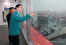 부산신항 현장 방문한 방문규 장관